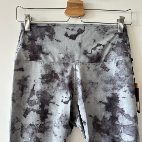 NOBULL • High Rise Black Cloud Tie Dye Crop Leggings - Picture 4 of 9
